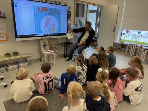 Vi leste boken "Lille Lena er doktor" før leken startet. 